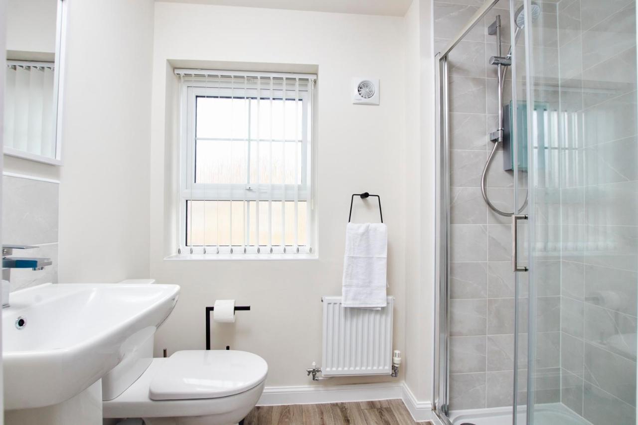 Superb 3Br House In Coventry Sleeps 9 W/Parking Villa Exterior foto
