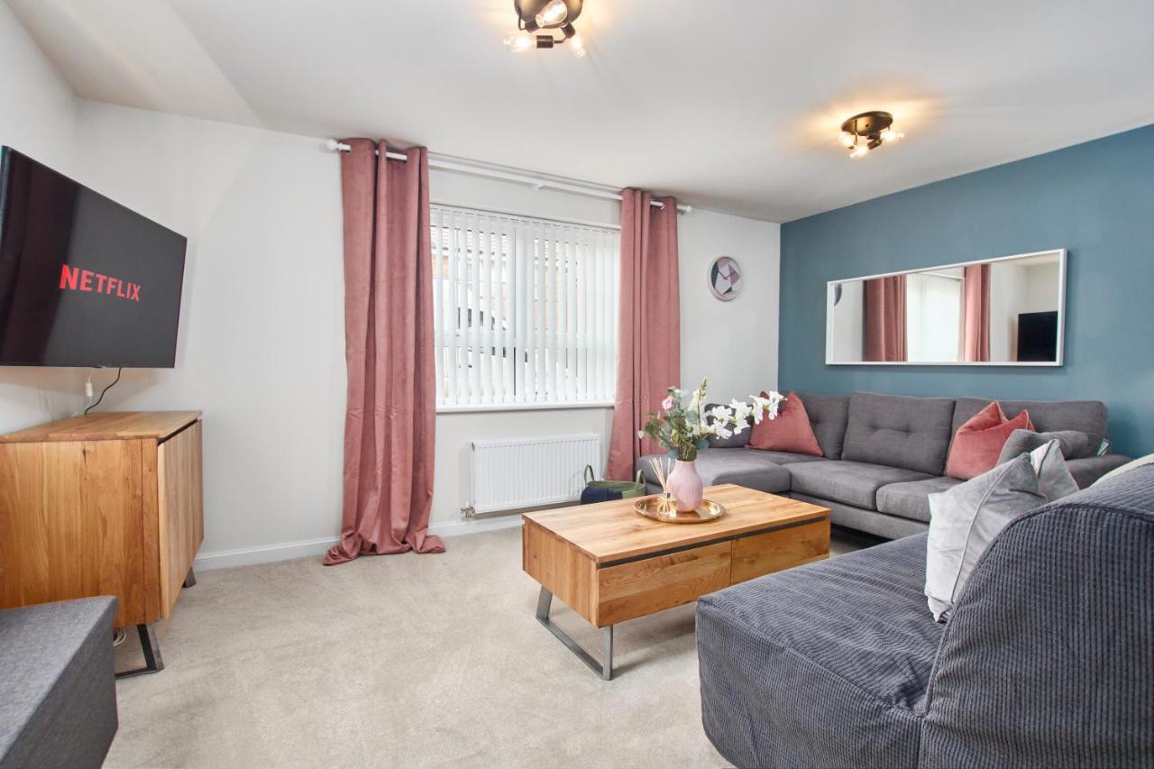 Superb 3Br House In Coventry Sleeps 9 W/Parking Villa Exterior foto