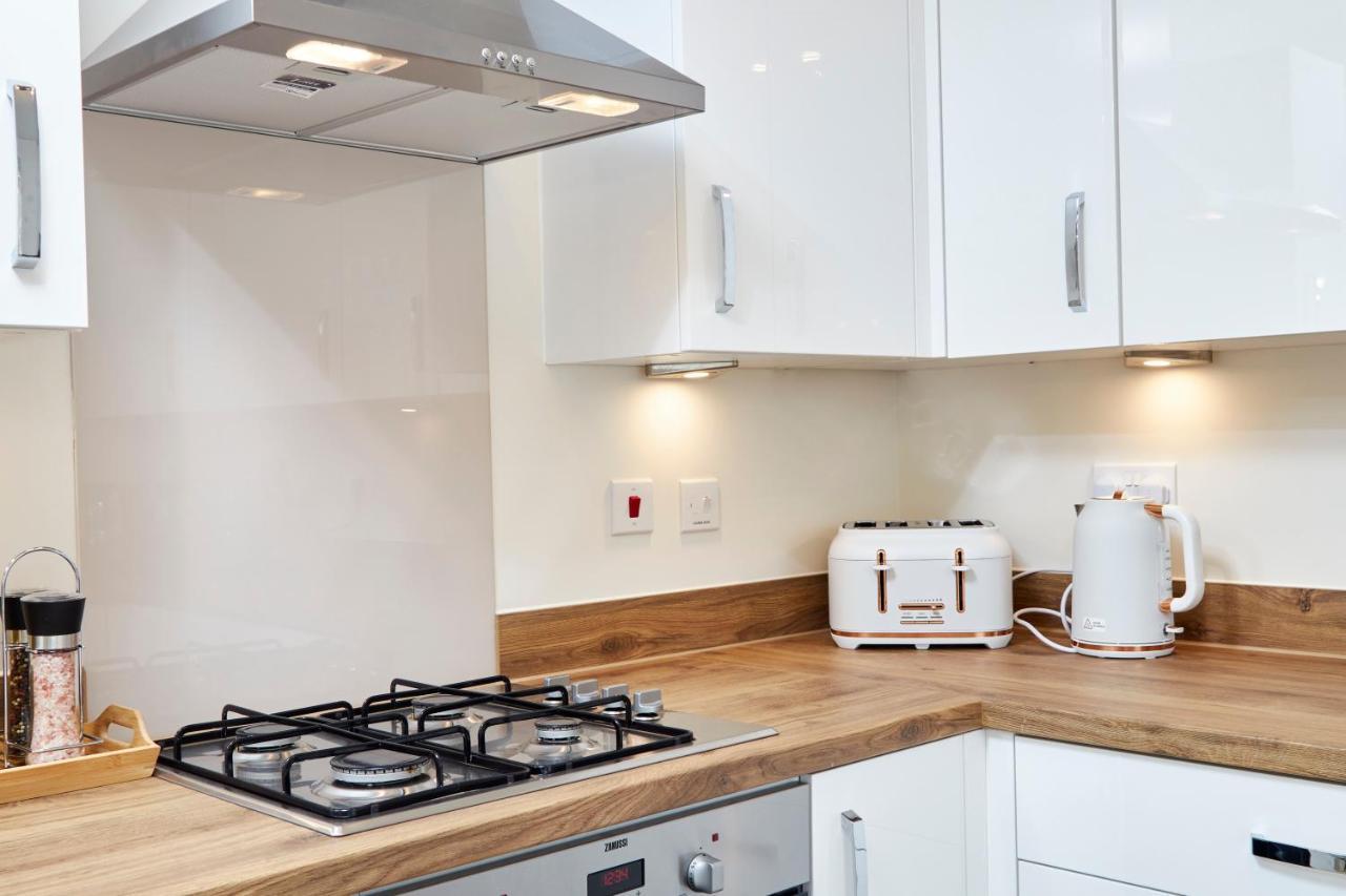 Superb 3Br House In Coventry Sleeps 9 W/Parking Villa Exterior foto