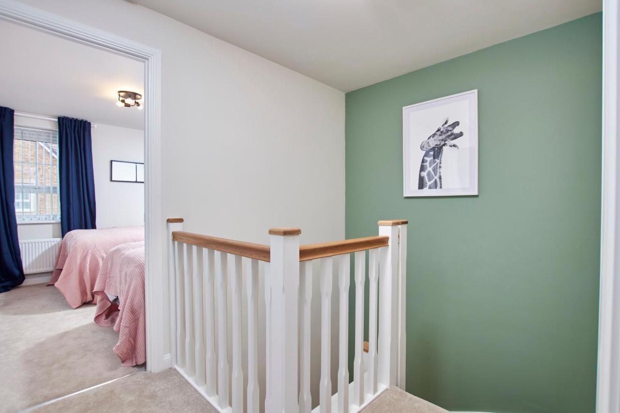 Superb 3Br House In Coventry Sleeps 9 W/Parking Villa Exterior foto