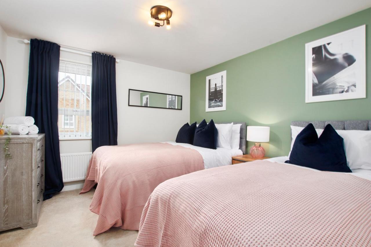 Superb 3Br House In Coventry Sleeps 9 W/Parking Villa Exterior foto